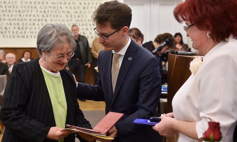 Emlékdiplomát adtak át Székesfehérváron nyugdíjas pedagógusoknak